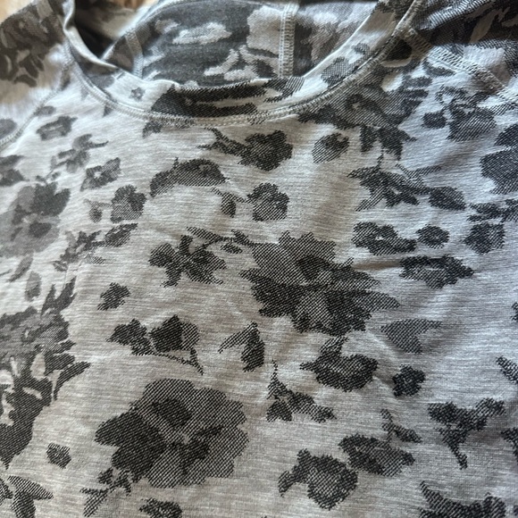 Athleta Momentum Seamless Long Sleeve Gray Floral Tee 6 - Picture 3 of 3